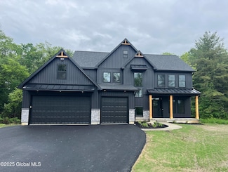 722 Swaggertown Rd, Scotia, NY 12302