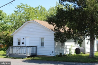 8 Pine St, New Egypt, NJ 08533