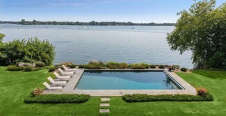 2328 Huntington Point Rd W, Wayzata, MN 55391