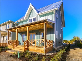 44 Horseshoe Ln, Pacific Beach, WA 98571