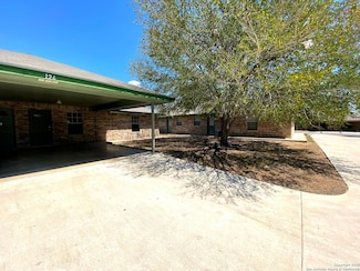 126 S Mansfield St Unit B, Pleasanton, TX 78064