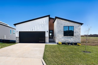 2605 W Goldfinch Dr, Ozark, MO 65721
