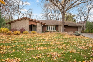 1810 Valley Curve Rd, Saint Paul, MN 55118