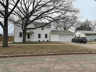 615 N Chestnut St, McPherson, KS 67460