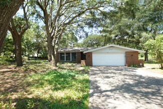 12 Longwood Dr, Shalimar, FL 32579