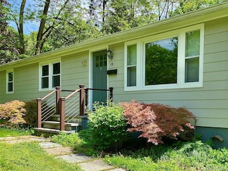 19 Crosmour Rd, Rhinebeck, NY 12572