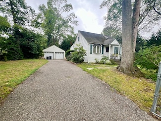 100 Maple Ln, Medford, NY 11763