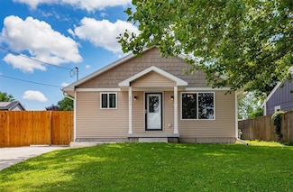 2211 E 38th St, Des Moines, IA 50317
