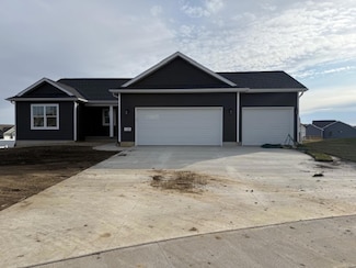 125 Sunbird Ct, Waterloo, IA 50701