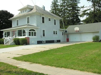 205 W Spring St, Stacyville, IA 50476