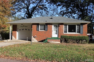 2115 Hill Crest Dr, Highland, IL 62249