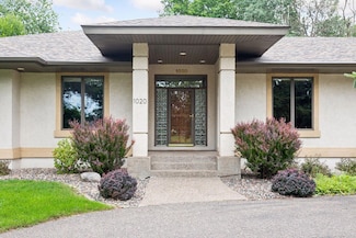 1020 Crest View Dr, Hudson, WI 54016