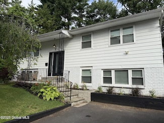 32 Winnie St, Albany, NY 12208