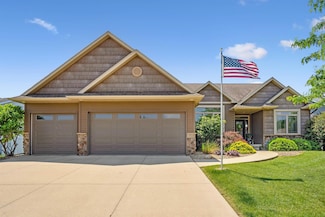 2816 Pendleton Dr, Cedar Falls, IA 50613
