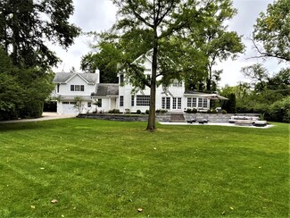 3 Pleasantview Ln, Northfield, IL 60093