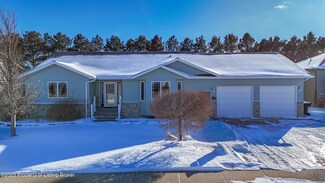 2059 3rd St W, Dickinson, ND 58601