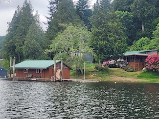 747 N Tenmile Lake, Lakeside, OR 97449