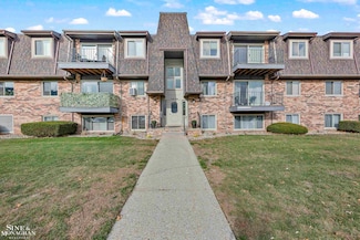 412 Riviera Dr, Saint Clair Shores, MI 48080