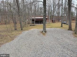 1327 Golliday Ln, Great Cacapon, WV 25422