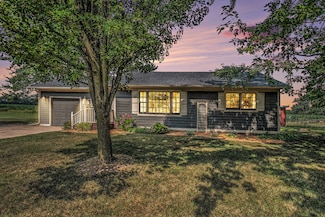 404 Sherwood Ave, Three Oaks, MI 49128