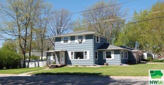 809 N 1st St, Cherokee, IA 51012