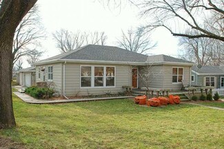 6404 School St, Windsor Heights, IA 50324