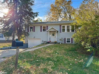 906 N 9th St, Fairfield, IA 52556