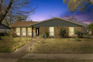 201 Volunteer Dr, Arlington, TX 76014