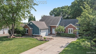 2553 Bay Vista Dr, Highland, MI 48357