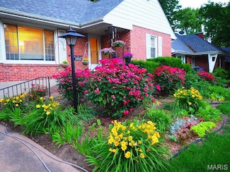 2932 Delavan Dr, Saint Louis, MO 63121