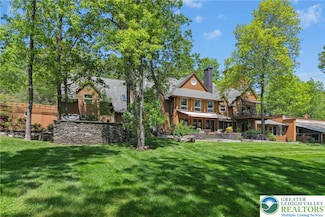 310 Hunters Farm Rd, Henryville, PA 18332