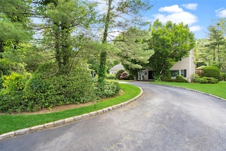 2 Harbor Ct W, Roslyn, NY 11576