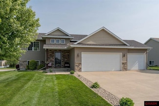 212 212 Oak Dr, Eagle Lake, MN 56024