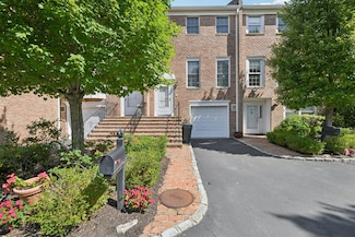 85 Marjorie Ct, Manhasset, NY 11030