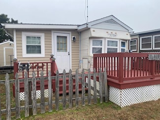 8281 Bay Front Ln, Chincoteague Island, VA 23336