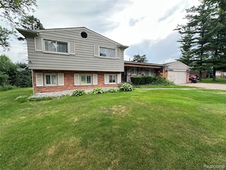 2616 Douglas Dr, Bloomfield Hills, MI 48304