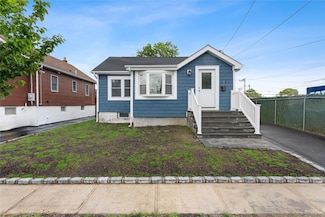 208 W Alhambra Ave, Lindenhurst, NY 11757