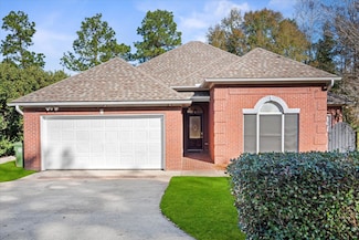 131 Shadow Lake Dr, Hattiesburg, MS 39402