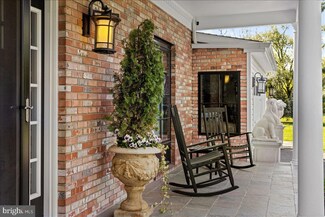 6 Larkspur Ln, Lawrence Township, NJ 08648