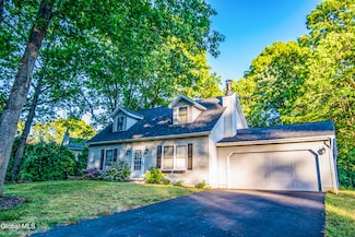 15 Longwood Dr, Clifton Park, NY 12065