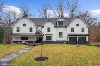 8 Chipmunk Ln, Media, PA 19063