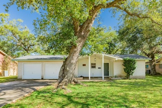 521 Sycamore St, Lake Jackson, TX 77566