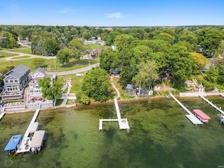 11227 N East Wawasee Dr, Syracuse, IN 46567