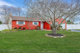 24 Thomas St, Coram, NY 11727