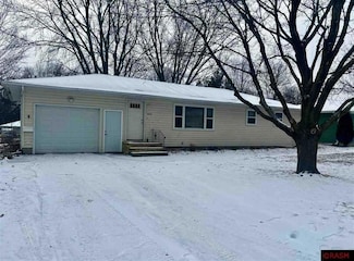1619 1619 S 4th St, St. Peter, MN 56082