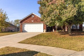 2122 W Walnut St, Collinsville, OK 74021