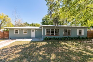 105 W Oak Hill Dr, Palatka, FL 32177