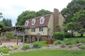 1077 Meadow Lake Dr, Mason City, IA 50401