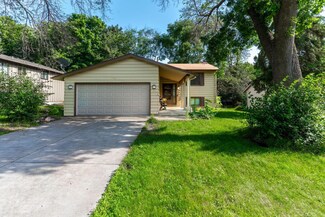 11275 Lanewood Cir, Eden Prairie, MN 55344