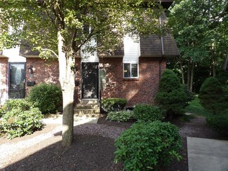 20 Lawrence Ave Unit 27, South Hadley, MA 01075